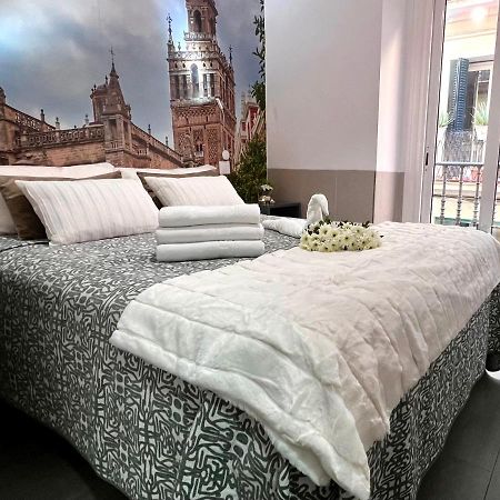 Hostal Paco'S Sevilla Eksteriør bilde A bed with a duvet