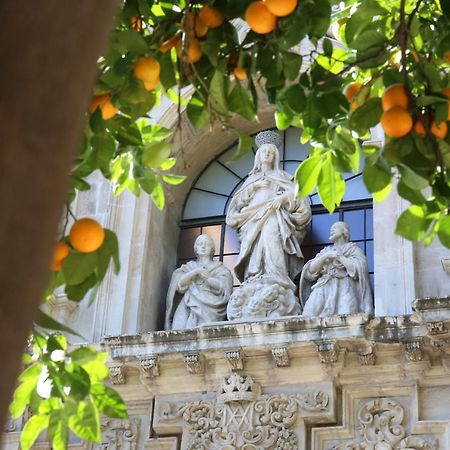 Hostal Paco'S Sevilla Eksteriør bilde The Orange Trees of Sorrento