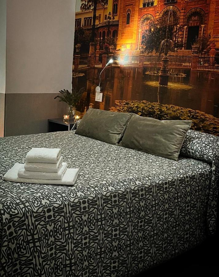 Hostal Paco'S Sevilla Eksteriør bilde A bed with a duvet