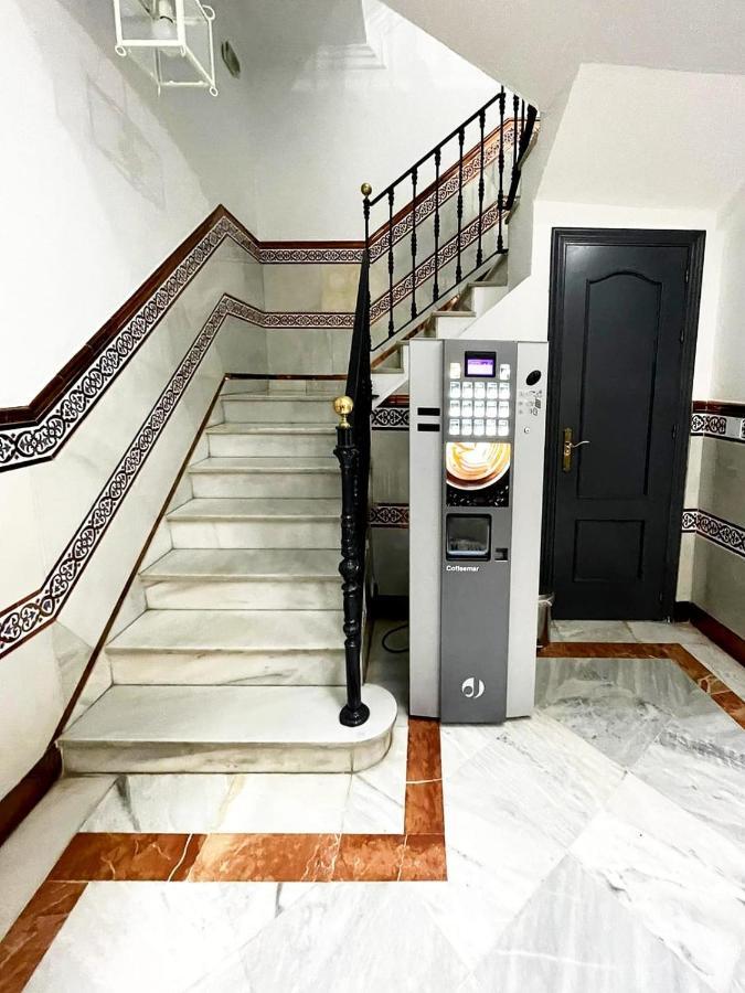 Hostal Paco'S Sevilla Eksteriør bilde A coffee vending machine