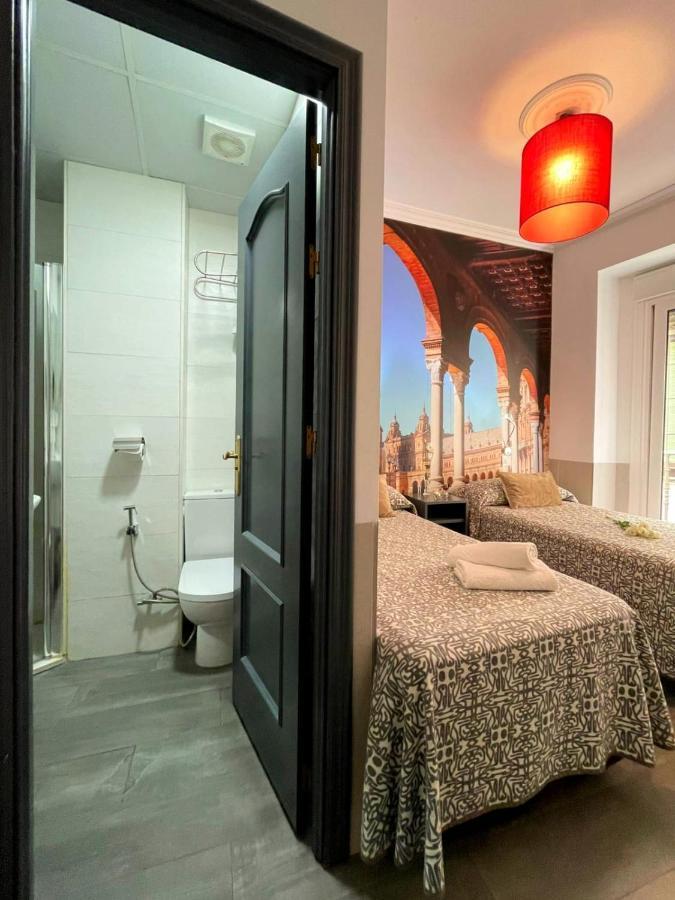 Hostal Paco'S Sevilla Eksteriør bilde A typical room at the hotel