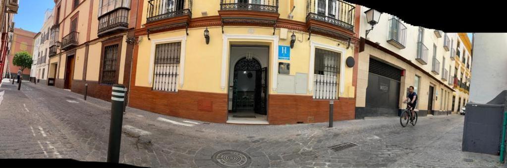 Hostal Paco'S Sevilla Eksteriør bilde The house of the Duke of Medinaceli in Madrid, where he lived from 1905 to 1910.