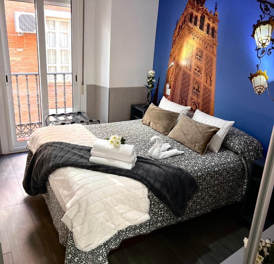 Hostal Paco'S Sevilla Eksteriør bilde A bedroom at the hotel