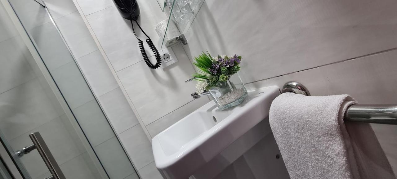 Hostal Paco'S Sevilla Eksteriør bilde A wall mounted sink