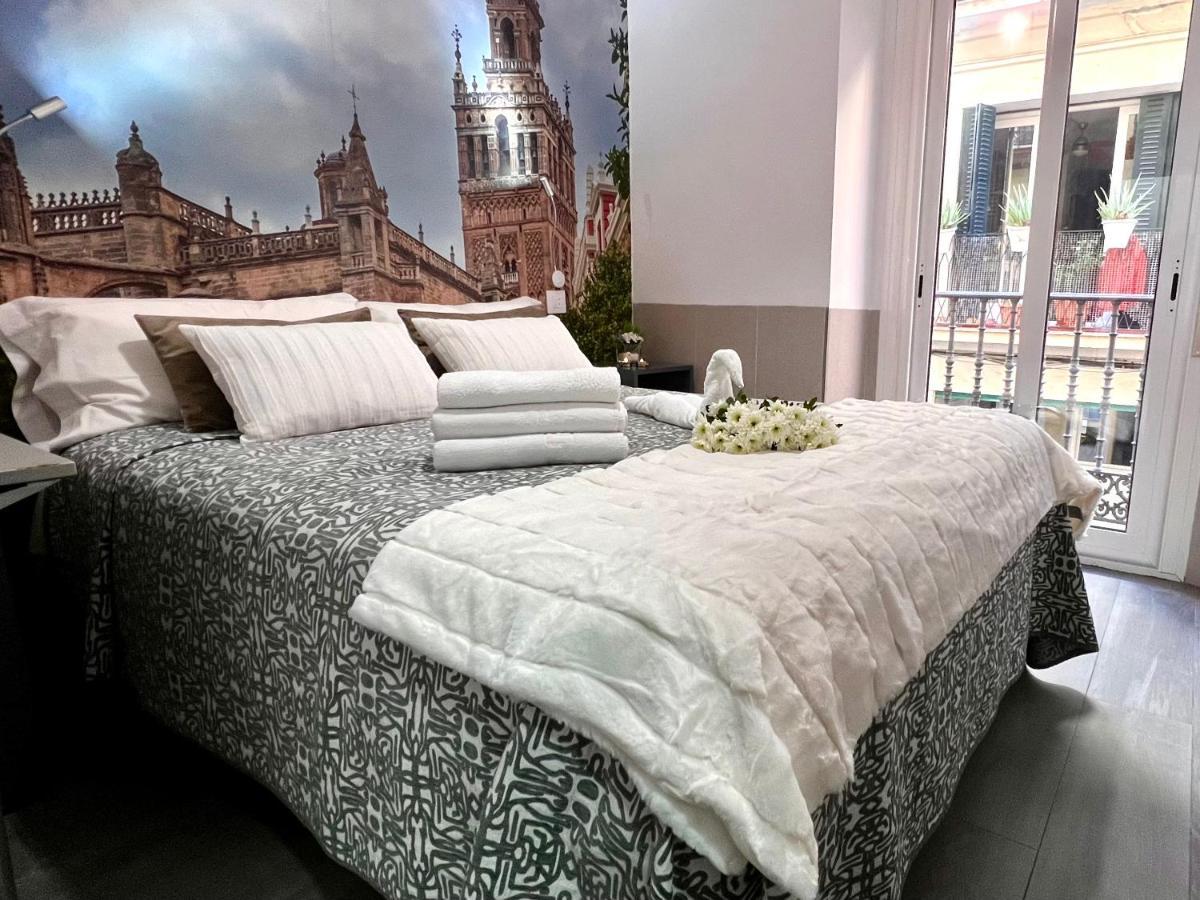 Hostal Paco'S Sevilla Eksteriør bilde A bed with a duvet