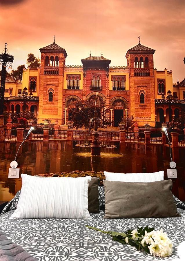 Hostal Paco'S Sevilla Eksteriør bilde The hotel's rooms are decorated with murals of the Alhambra.
