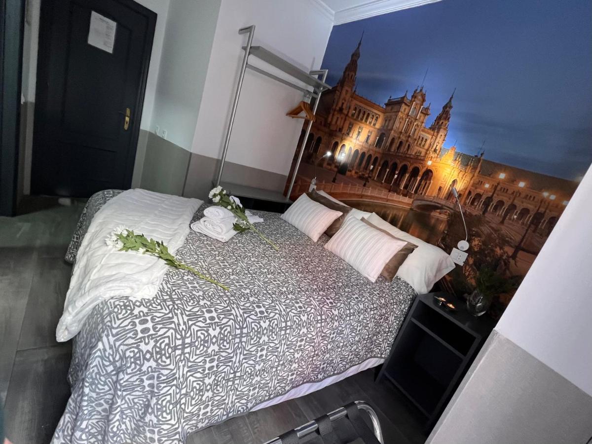 Hostal Paco'S Sevilla Eksteriør bilde A room at the hotel