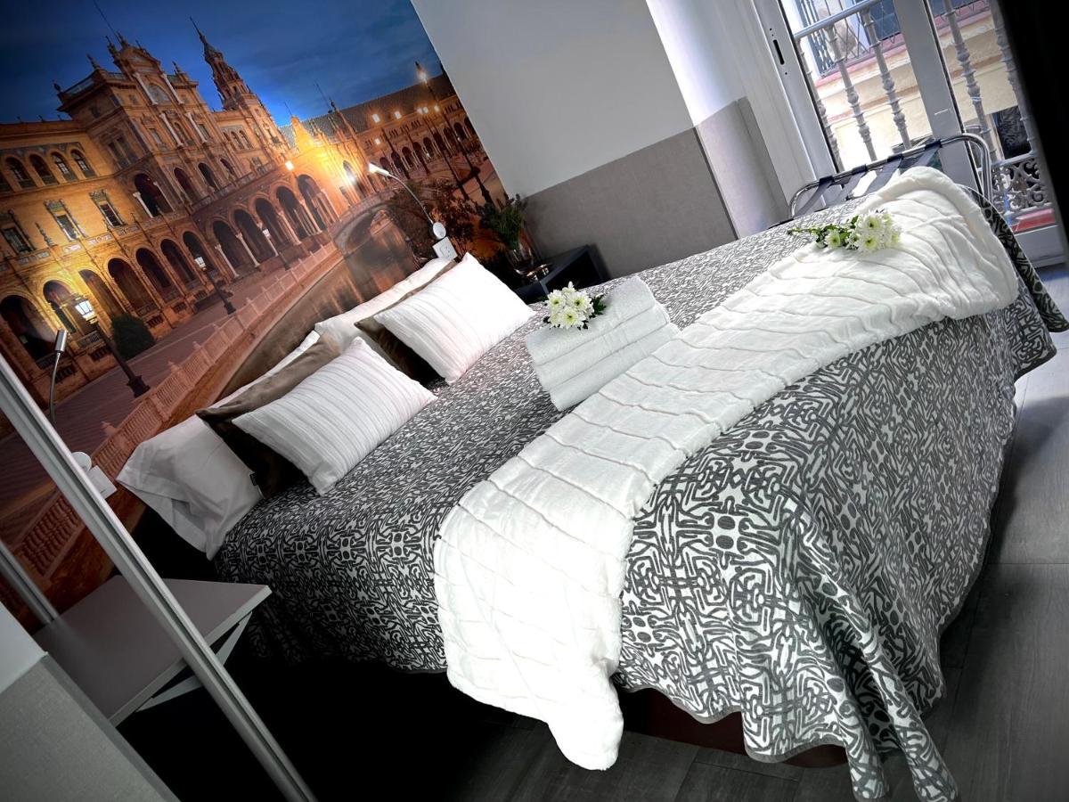 Hostal Paco'S Sevilla Eksteriør bilde A bed with a mattress