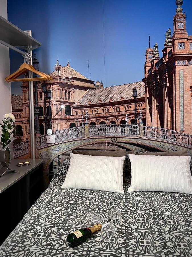 Hostal Paco'S Sevilla Eksteriør bilde A room with a view of the cathedral