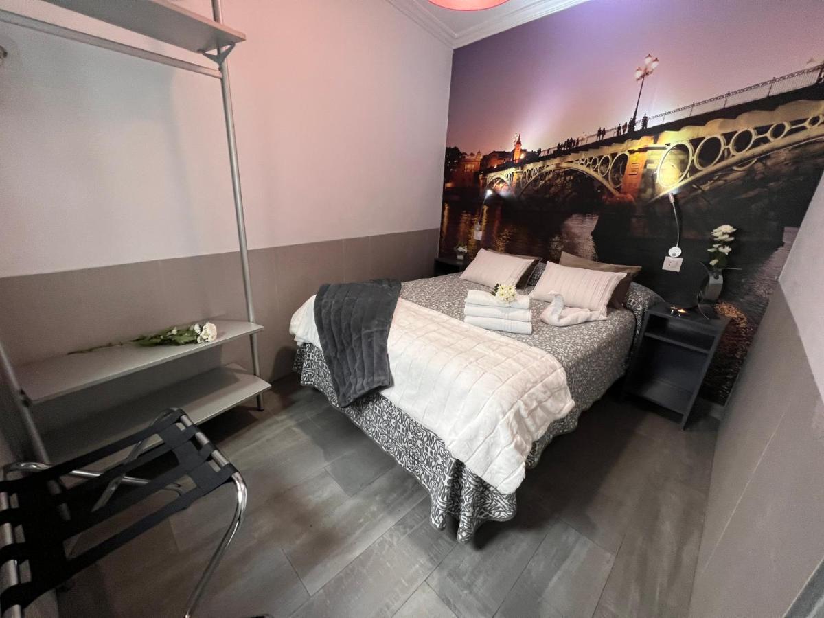 Hostal Paco'S Sevilla Eksteriør bilde A room at the hotel