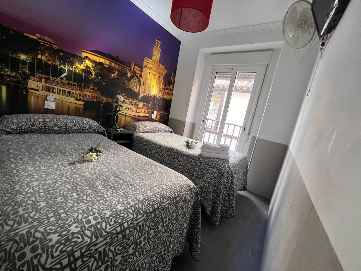 Hostal Paco'S Sevilla Eksteriør bilde A room at the hotel