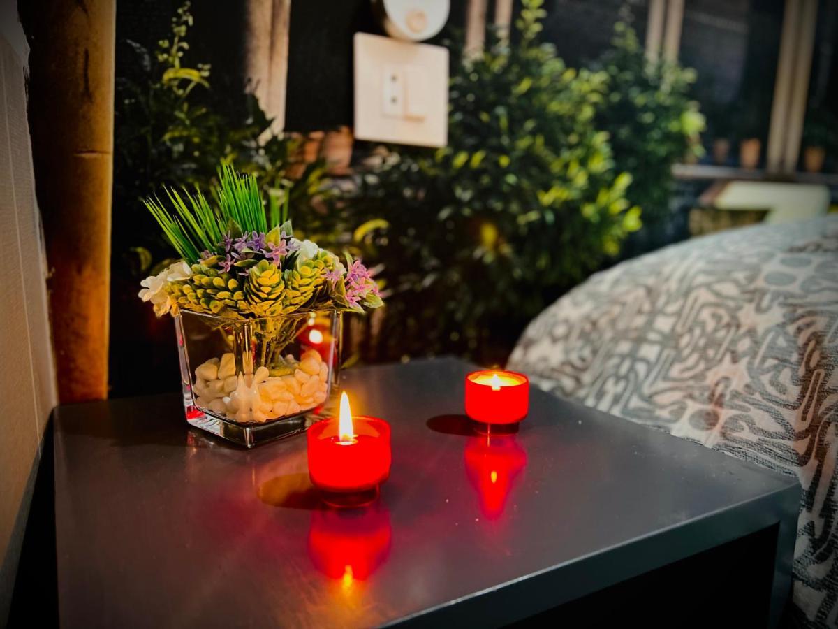 Hostal Paco'S Sevilla Eksteriør bilde A nightstand with a flower vase and two candles