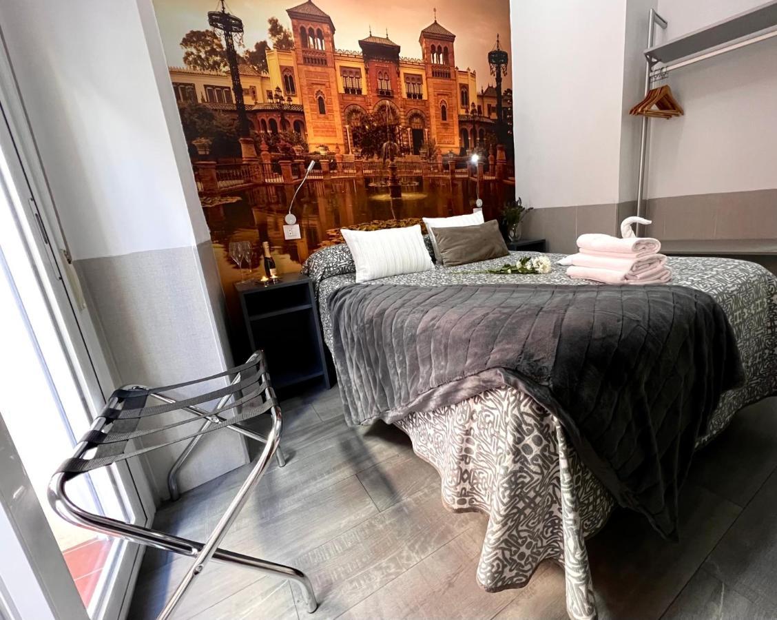 Hostal Paco'S Sevilla Eksteriør bilde A room at the hotel