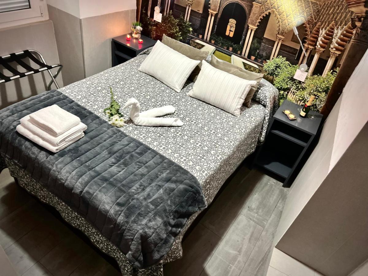 Hostal Paco'S Sevilla Eksteriør bilde A bedroom in a hotel