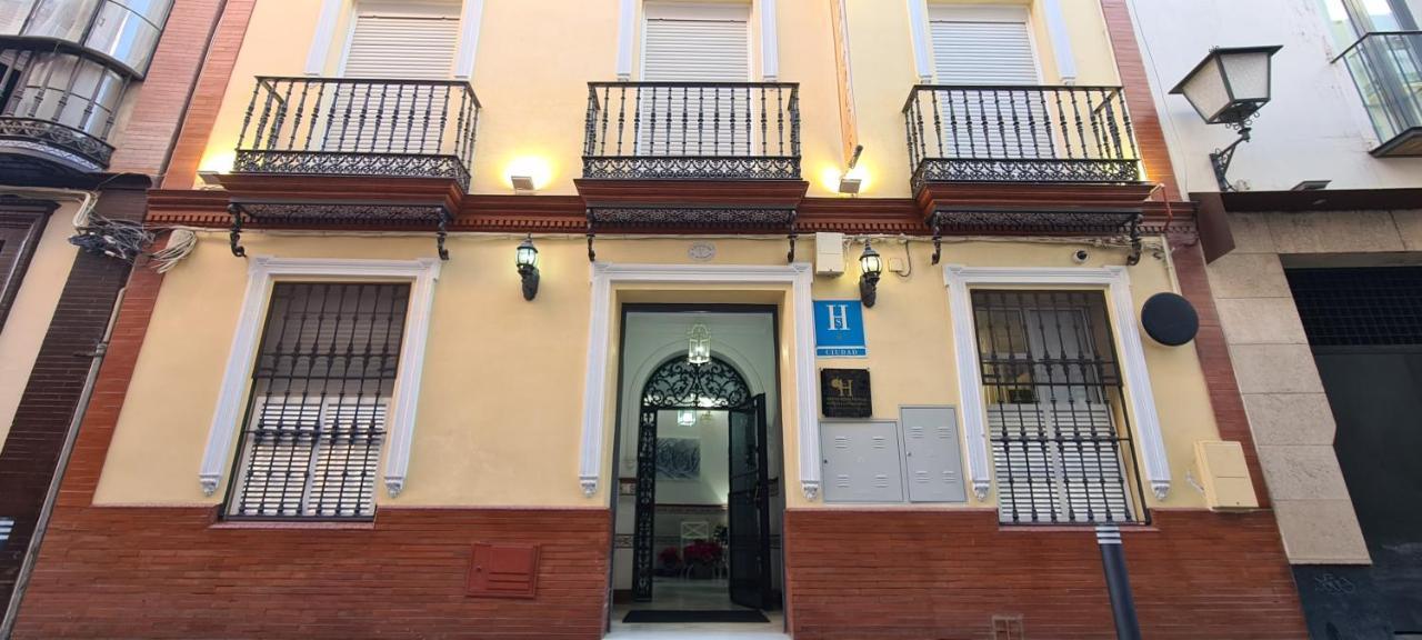 Hostal Paco'S Sevilla Eksteriør bilde The entrance to the museum