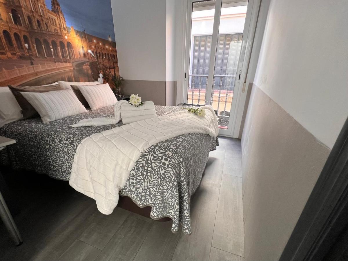 Hostal Paco'S Sevilla Eksteriør bilde A bedroom in the hotel