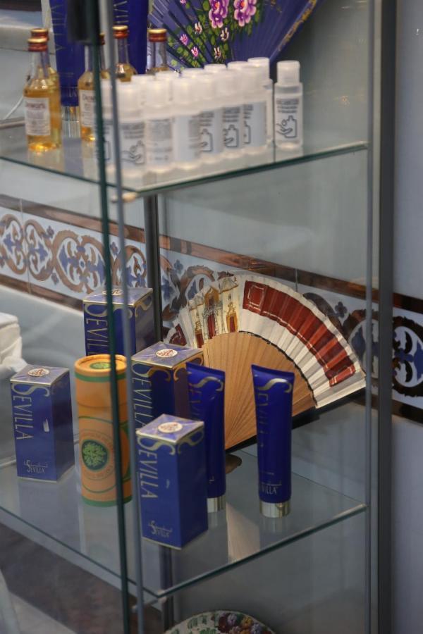 Hostal Paco'S Sevilla Eksteriør bilde A collection of Estee Lauder products