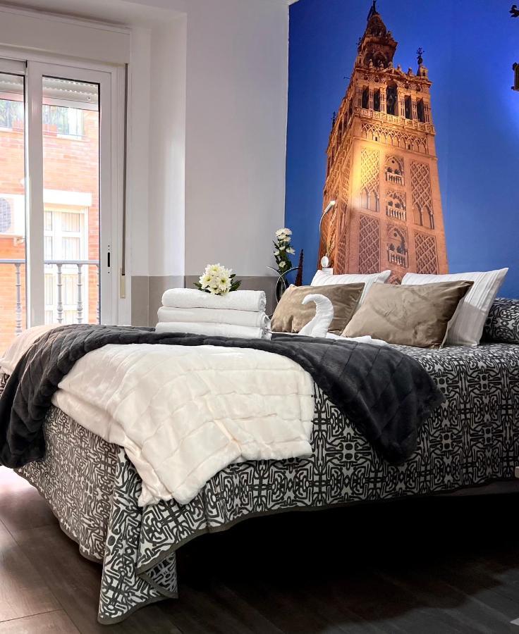 Hostal Paco'S Sevilla Eksteriør bilde A bed with a duvet