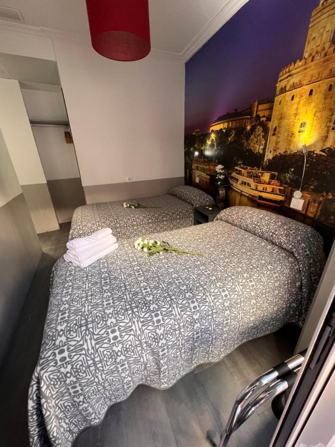 Hostal Paco'S Sevilla Eksteriør bilde A room at the hotel