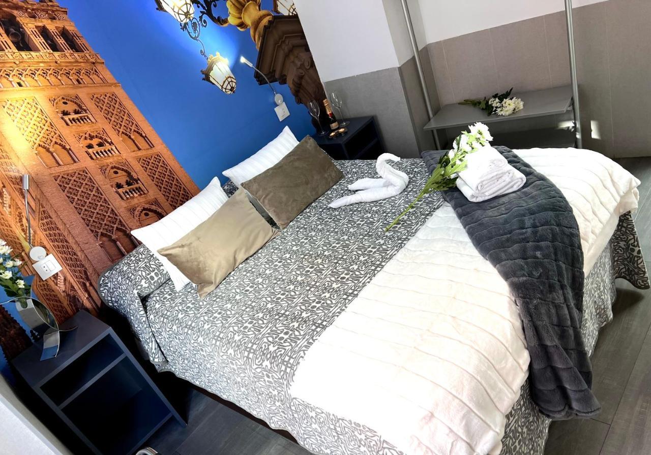 Hostal Paco'S Sevilla Eksteriør bilde A room at the hotel