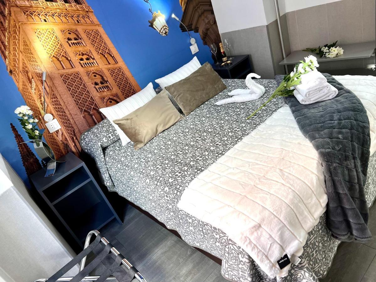 Hostal Paco'S Sevilla Eksteriør bilde A bedroom at the hotel