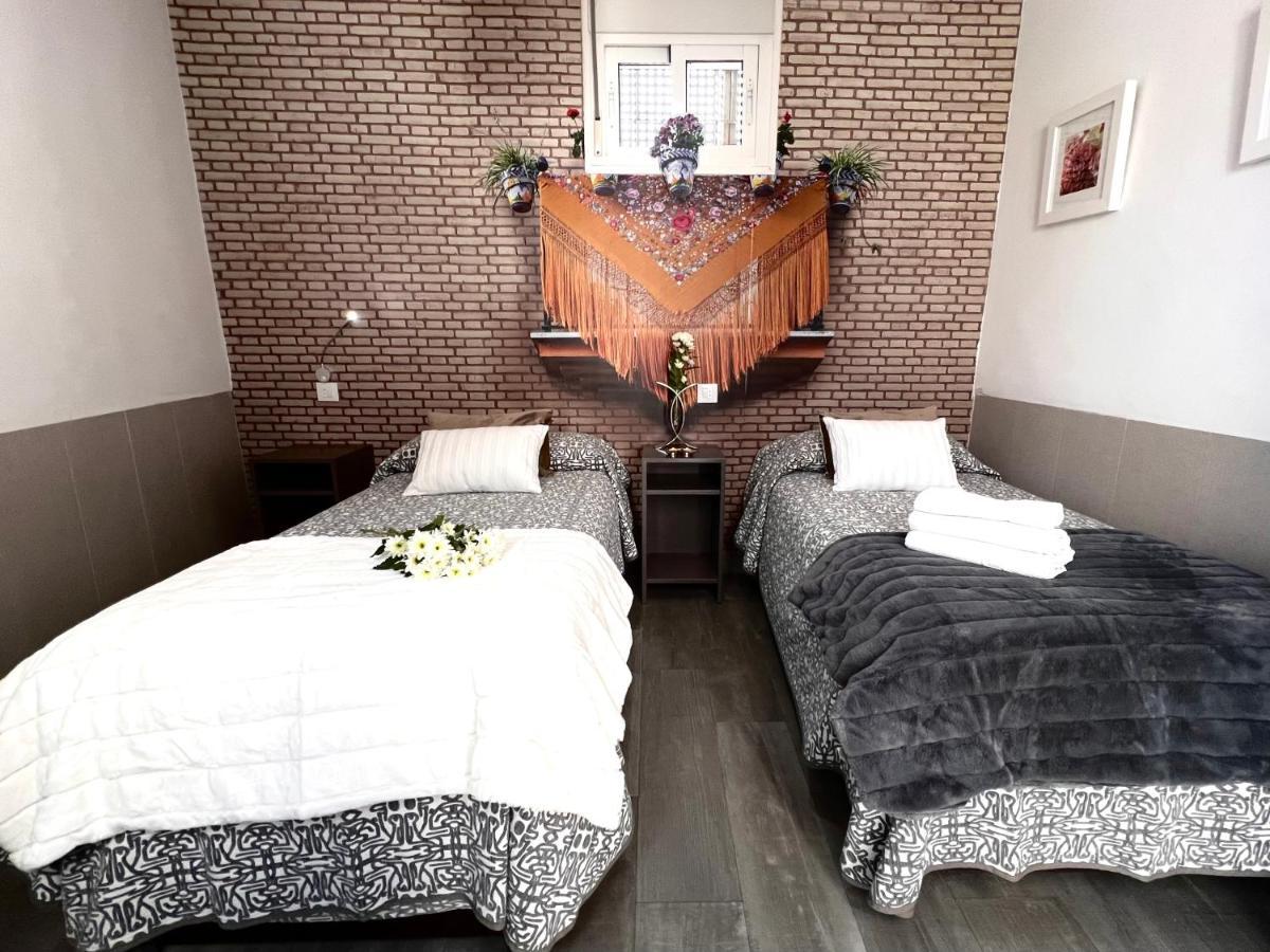 Hostal Paco'S Sevilla Eksteriør bilde A room at the hotel