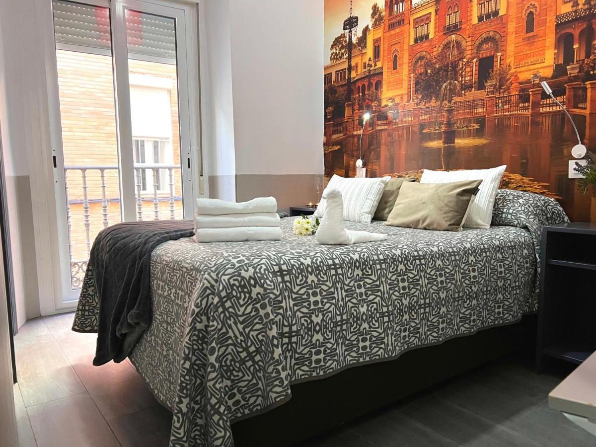 Hostal Paco'S Sevilla Eksteriør bilde A bedroom in a hotel