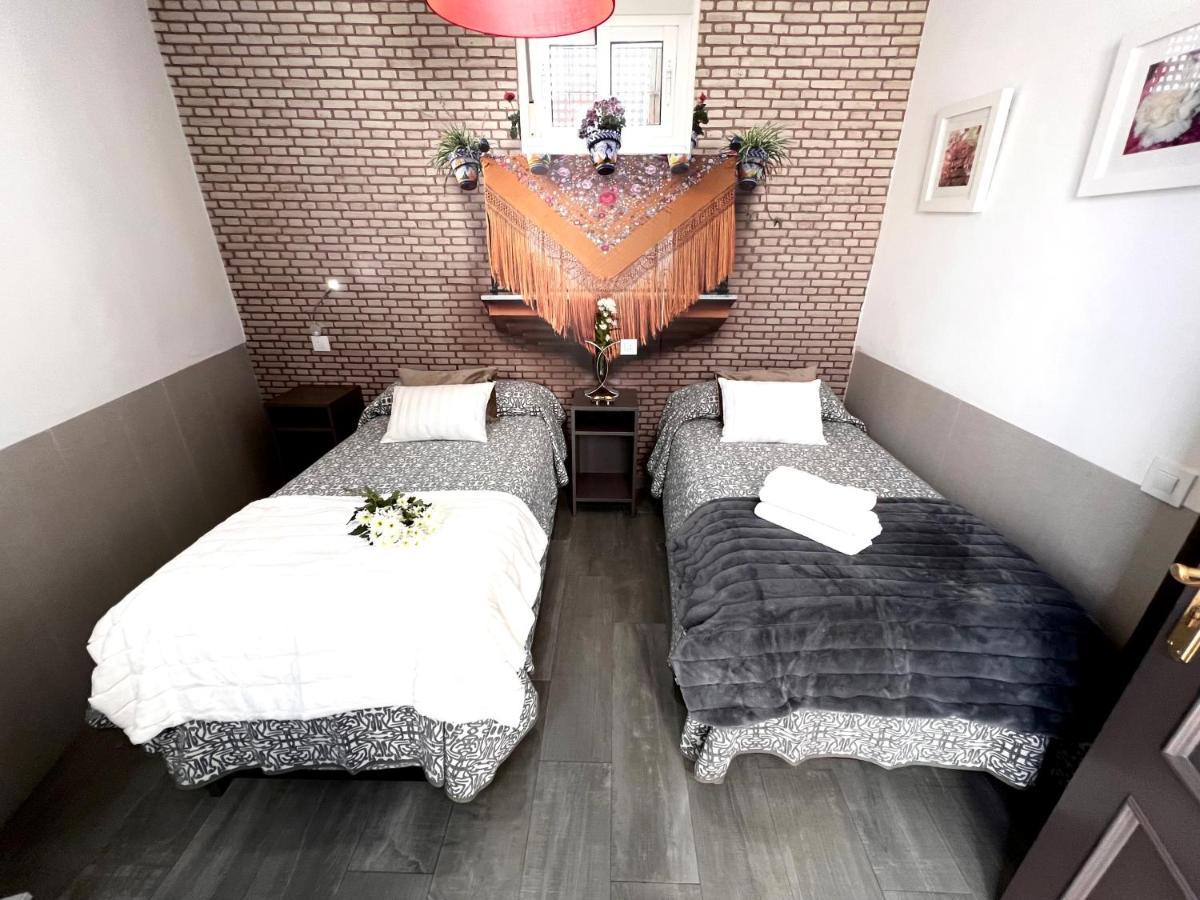 Hostal Paco'S Sevilla Eksteriør bilde A room at a love hotel in Tokyo