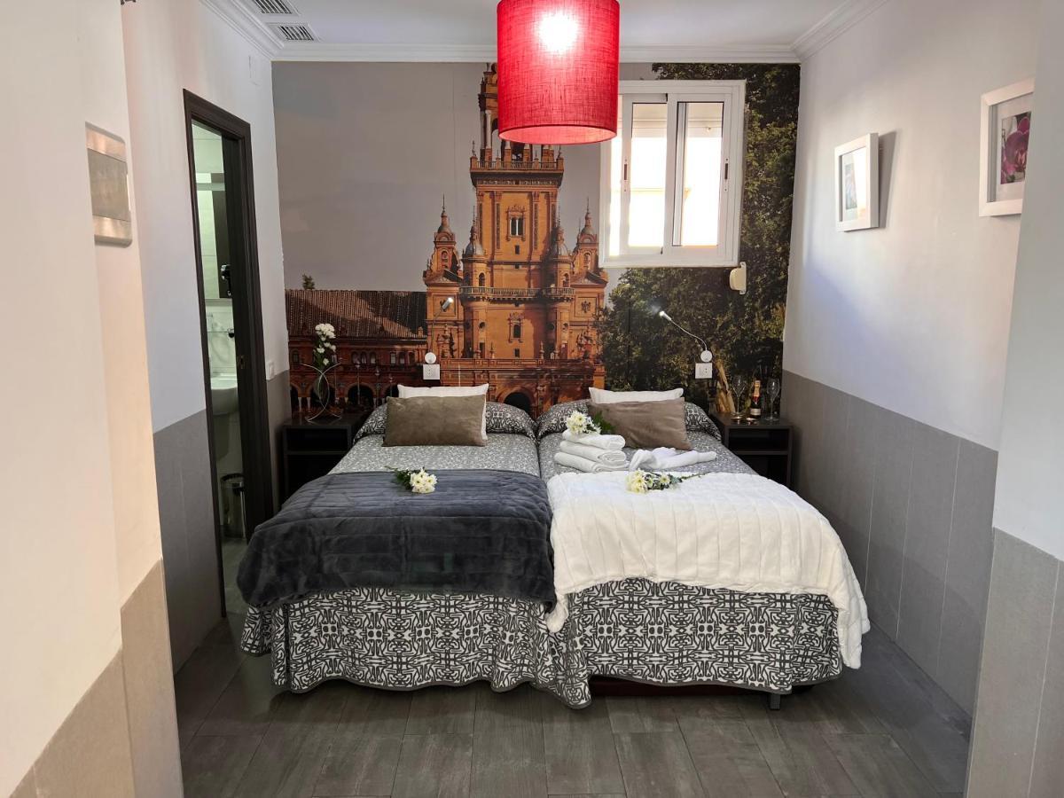 Hostal Paco'S Sevilla Eksteriør bilde A room at the hotel