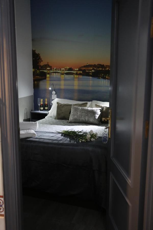 Hostal Paco'S Sevilla Eksteriør bilde A room at the hotel