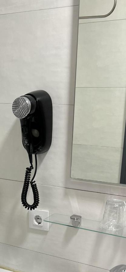 Hostal Paco'S Sevilla Eksteriør bilde A wall-mounted hair dryer