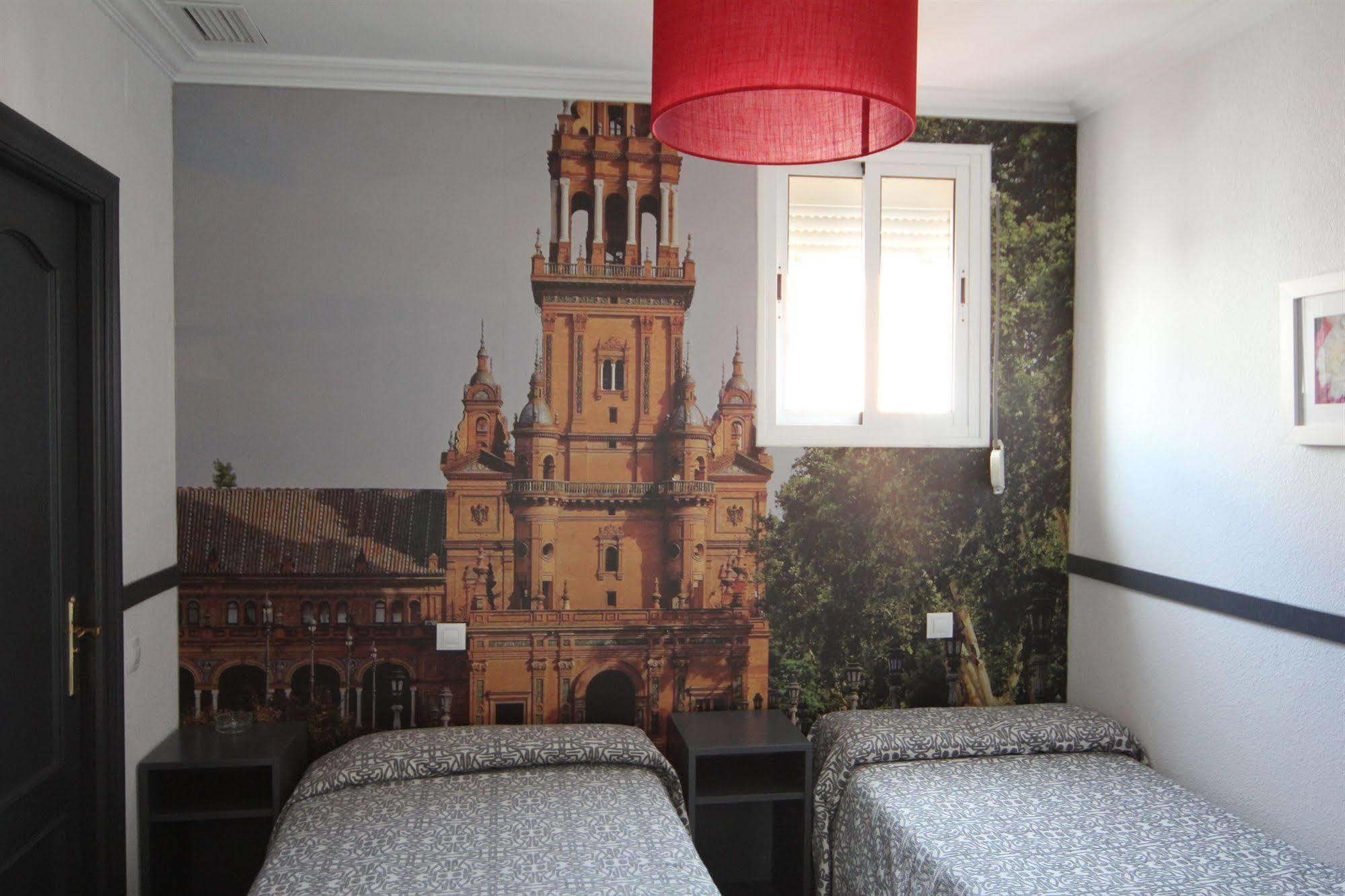 Hostal Paco'S Sevilla Eksteriør bilde A room at the hotel