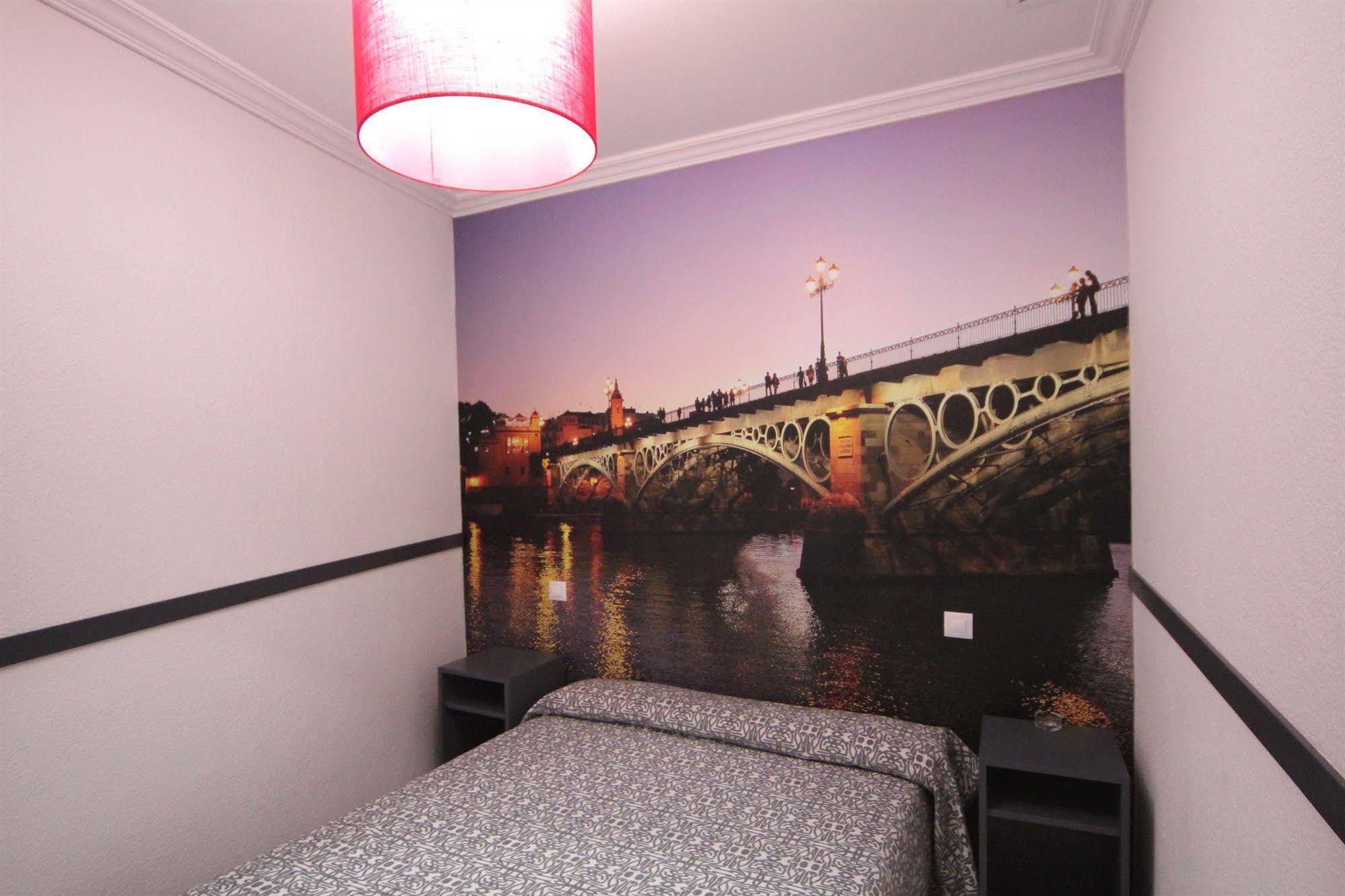 Hostal Paco'S Sevilla Eksteriør bilde A room at the hotel