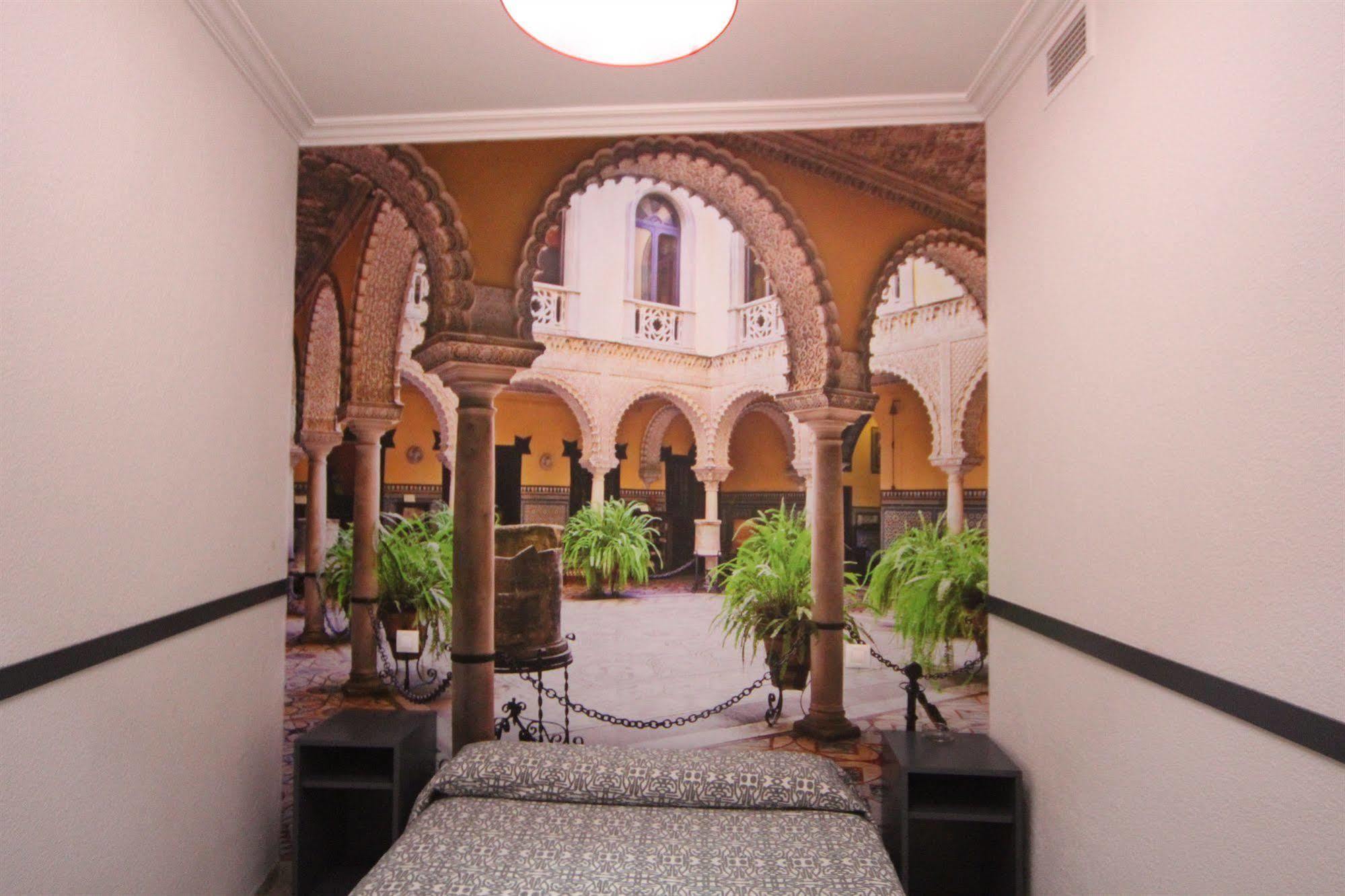 Hostal Paco'S Sevilla Eksteriør bilde The interior of the hotel