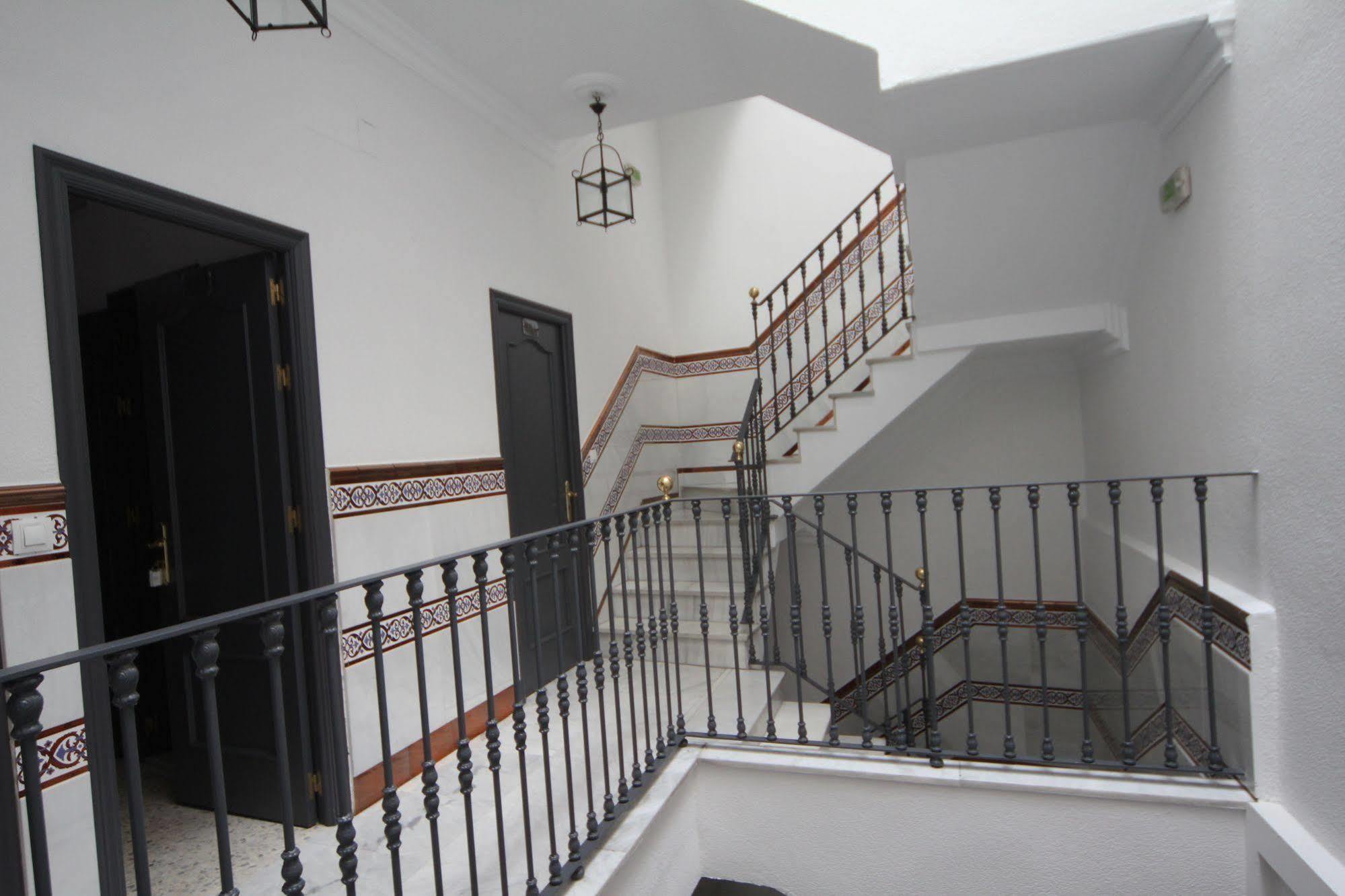 Hostal Paco'S Sevilla Eksteriør bilde Staircase