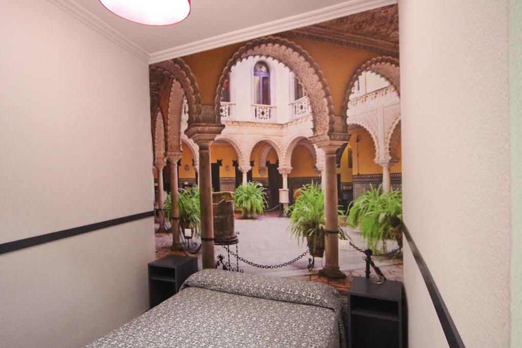 Hostal Paco'S Sevilla Eksteriør bilde Stairway to the hotel's restaurant