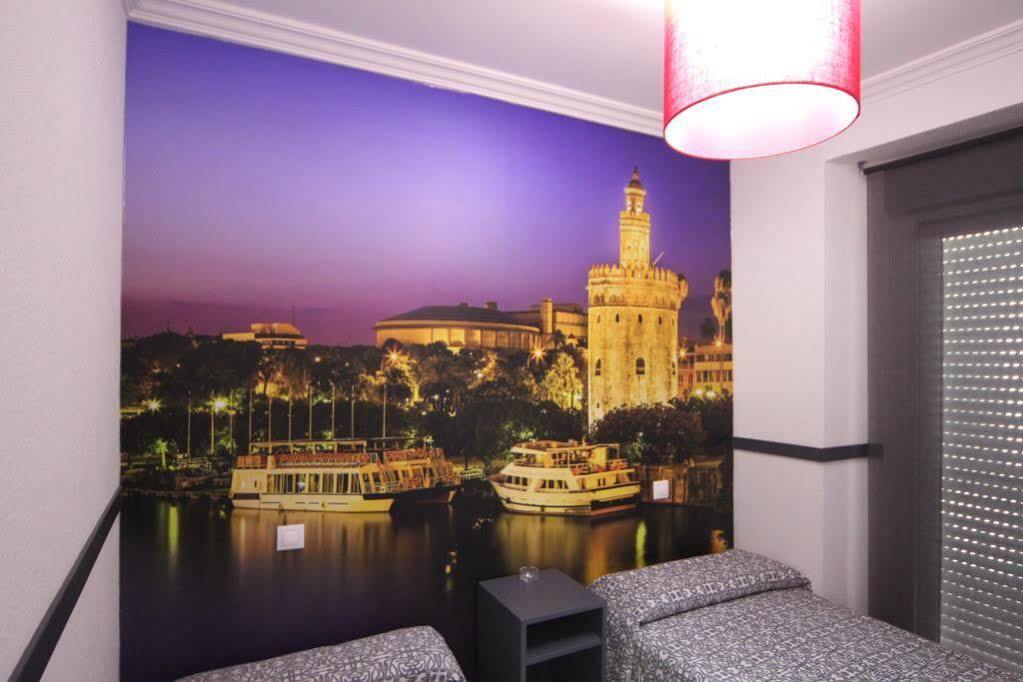 Hostal Paco'S Sevilla Eksteriør bilde A wall mural in a hotel room